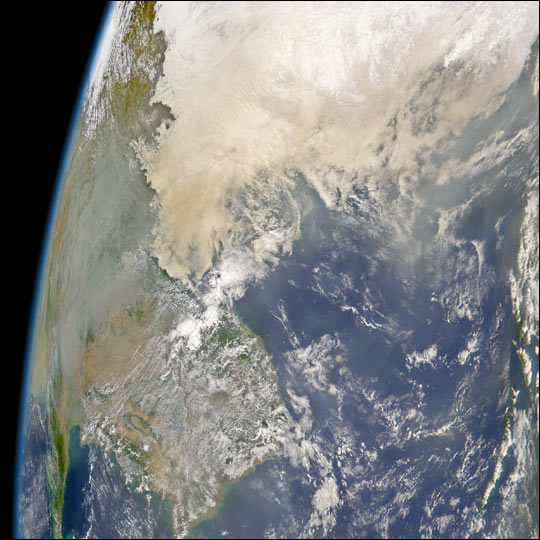 Brown smoke cloud covers Asia